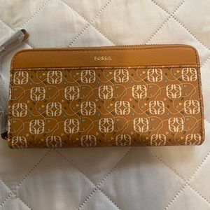 NWT Jori Clutch Tan Floral RFID Wallet